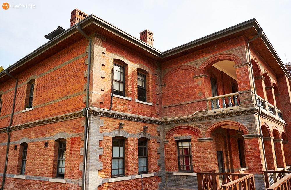 중명전을 뒤에서 본 모습