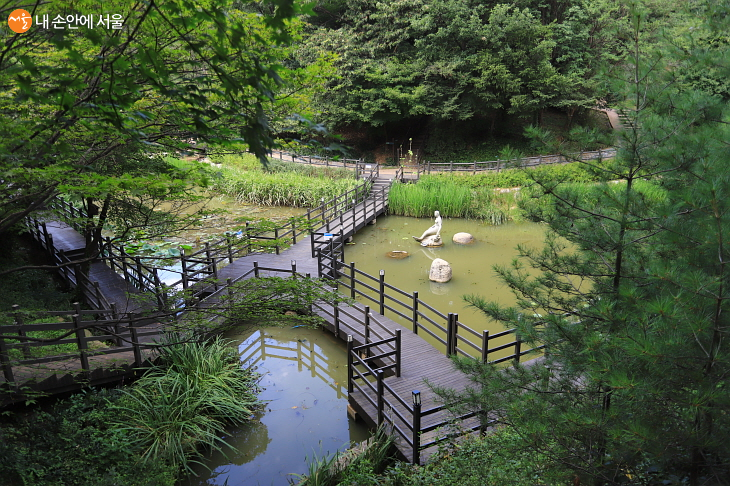 생태연못을 비롯해 생태자료실, 자생식물원, 고구려역사문화홍보관 등으로 이루어져 있는 생태공원 