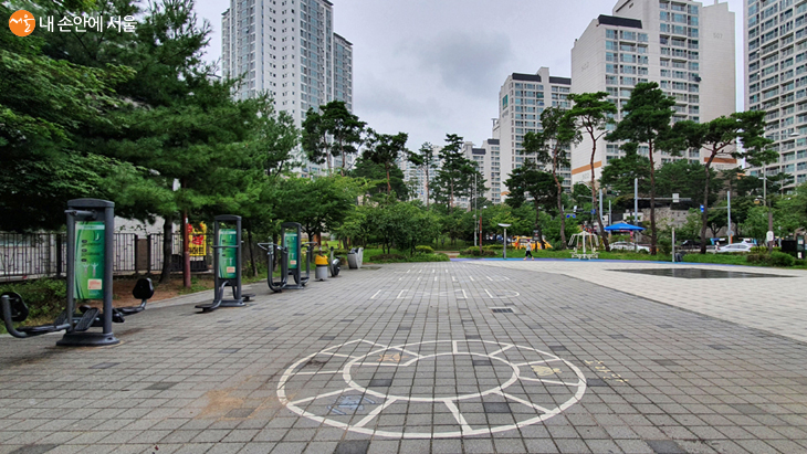 성북구 어린이놀이터에는 바닥놀이가 그려져 있는 모습