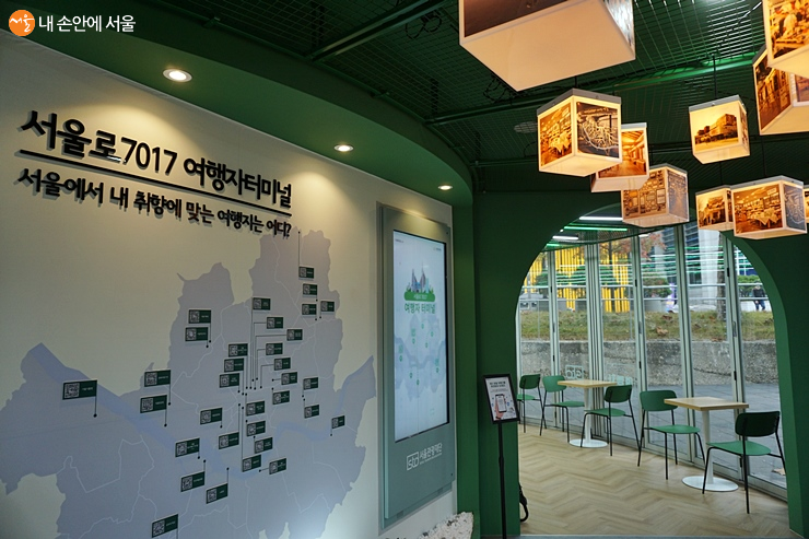 서울지도 내 30개 이상의 명소들이 표기되어 있다. 스마트폰으로 QR코드를 찍으면 여행지 정보와 이동방법 등을 볼 수 있다