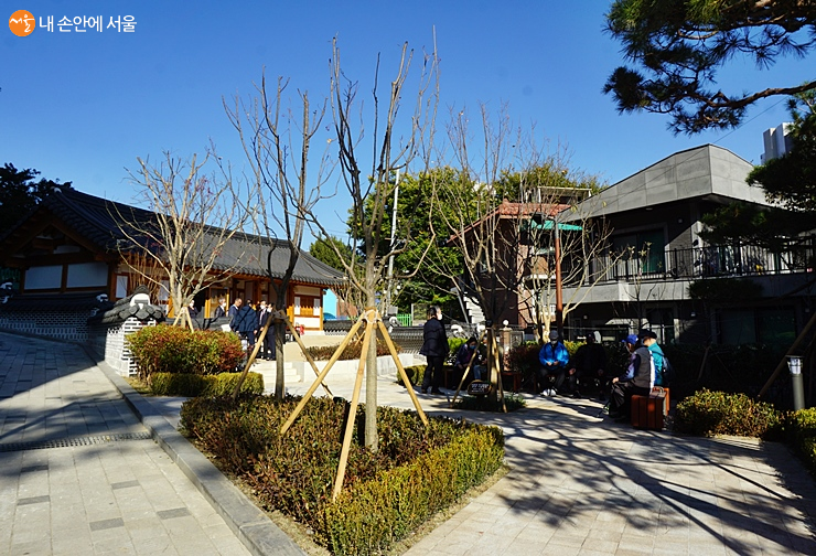 역사울림관과 앞 마당에 준비된 '이봉창 역사공원' 