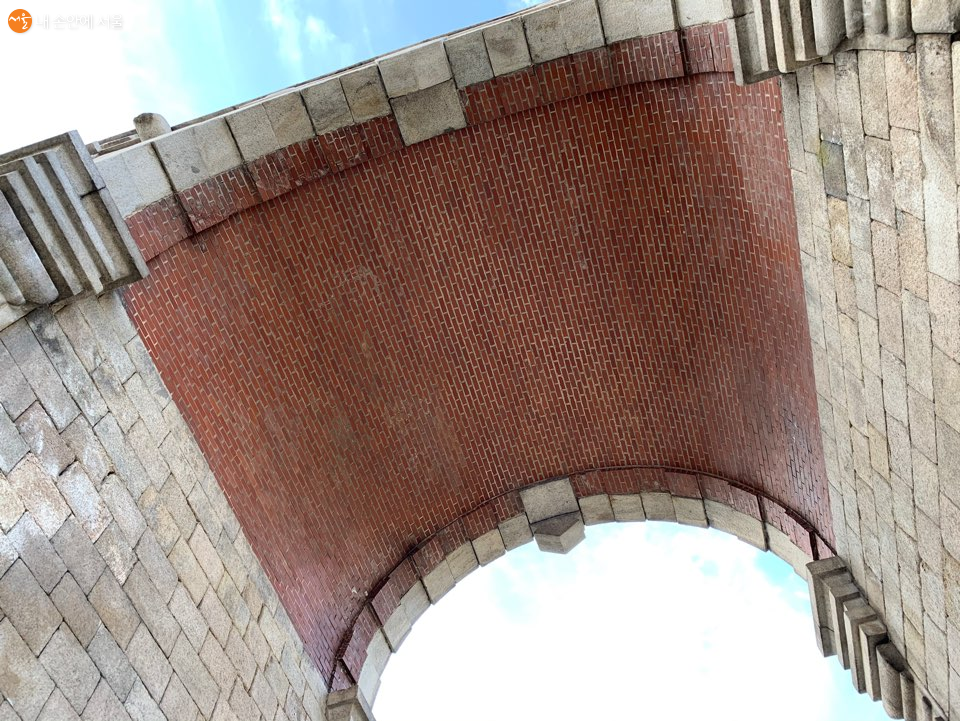 천장의 붉은 벽돌의 아치형 구조에서 우리 전통건축 양식인 홍예문을 엿볼 수 있다