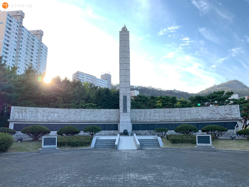 순국선열추념탑에는 태극기와 순국선열들의 기념적인 모습이 새겨져 있다.