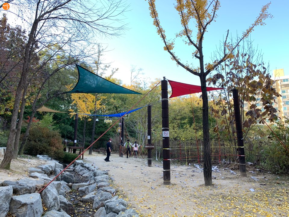 자연에서 구한 재료들을 이용해 아이들만의 놀이를 창조해 간다