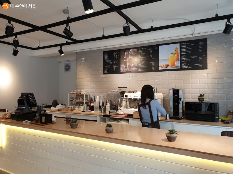 커피 등의 음료 및 쿠키를 판매하고 있다. 