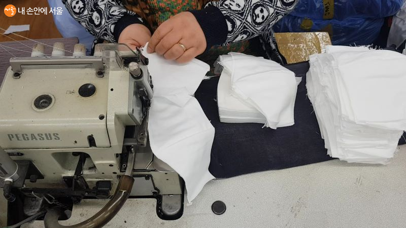 조합원이 면마스크를 만들고 있다. 