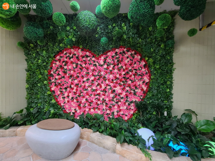시민들이 기념촬영할 수 있는 하트모양 꽃 장식 