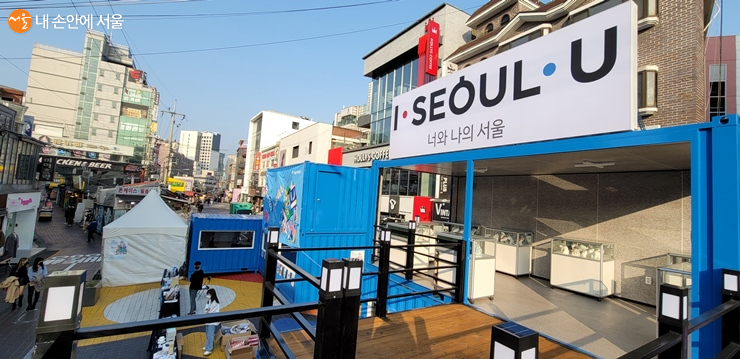 11월 13일부터 서울 홍대 축제거리에서 I·SEOUL·U 팝업스토어가 열리고 있다