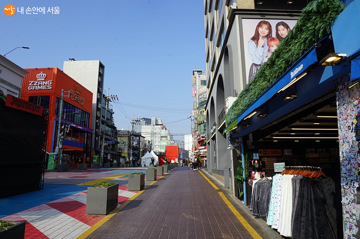11월 13일부터 서울 홍대 축제거리에서 I·SEOUL·U 팝업스토어가 열리고 있다
