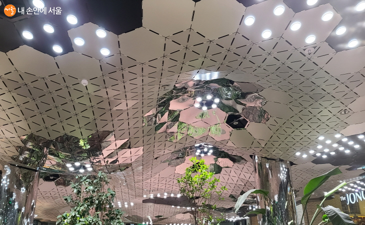 천장에는 자연의 빛과 함께 라이트 캐노피를 설치해 멋진 조명을 만들어 낸다.