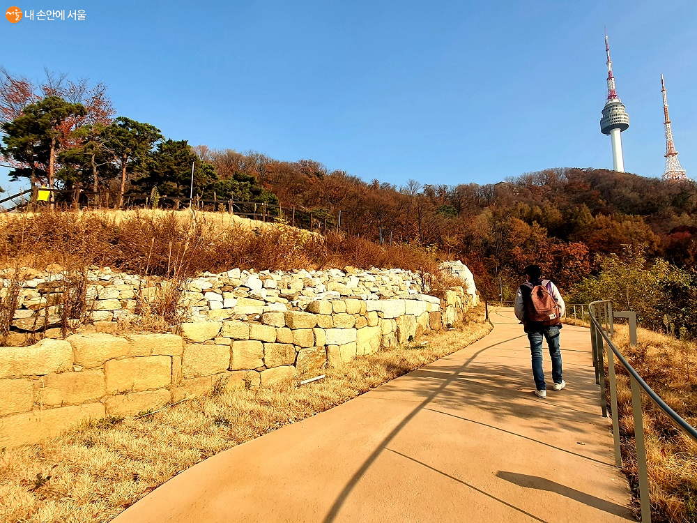 서울 한양도성(사적 제10호)은 약 18.6km 길이를 자랑하는 대규모 성곽이다 
