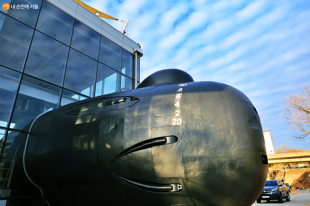 안내센터 1층을 관통한 돌고래급 잠수함