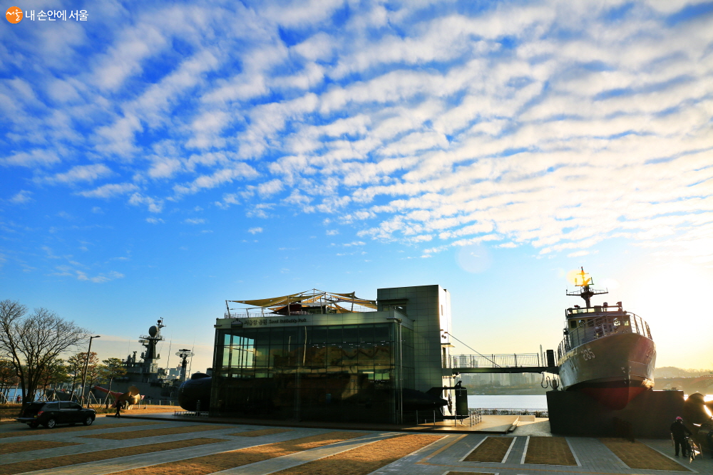 한강 서울함공원 전시관과 육교로 이어진 고속정 참수리함 