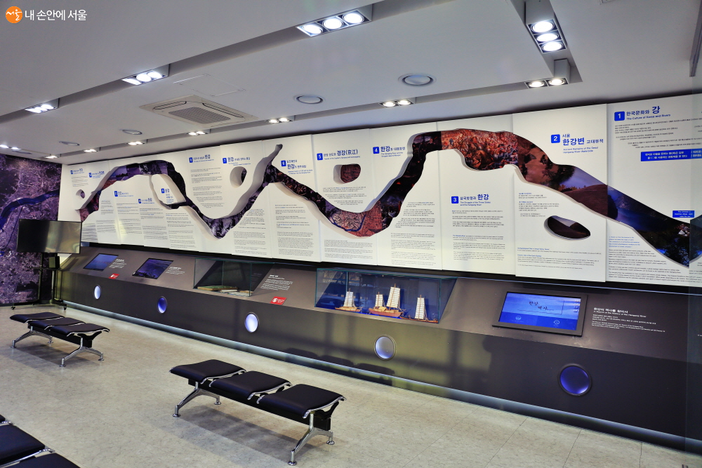 안내센터 2층 전시장에 위치한 한강의 역사를 찾아서 