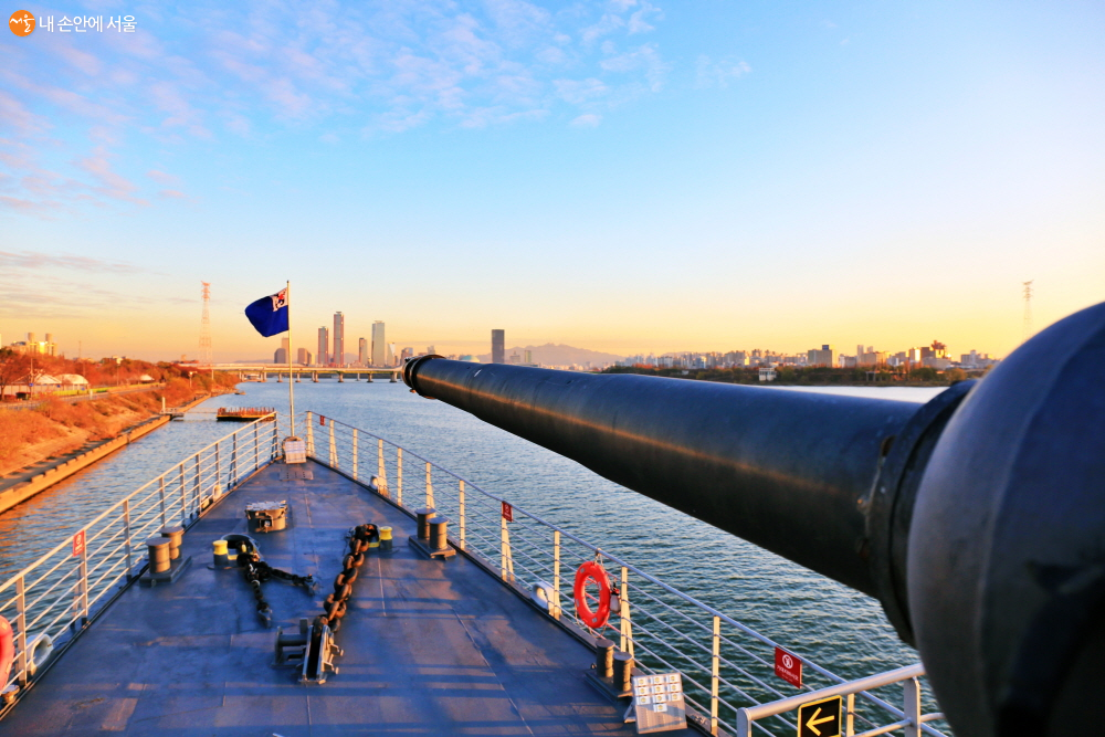 비록 퇴역했지만 위풍당당한 서울함의 3인치 주포