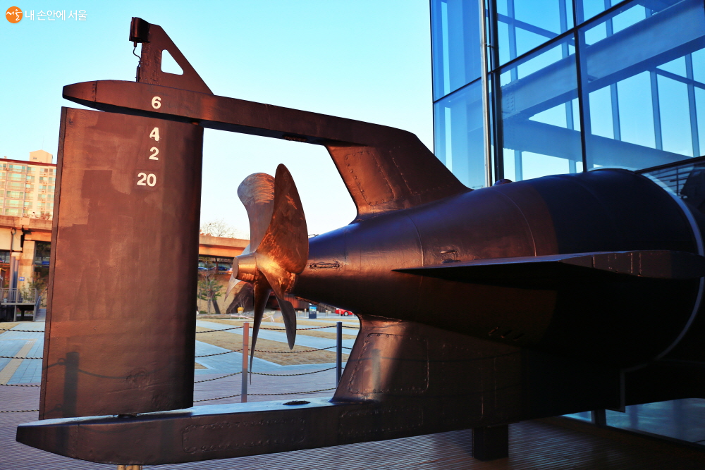 안내센터로 들어간 방향타와 스크루가 있는 잠수함의 뒷부분