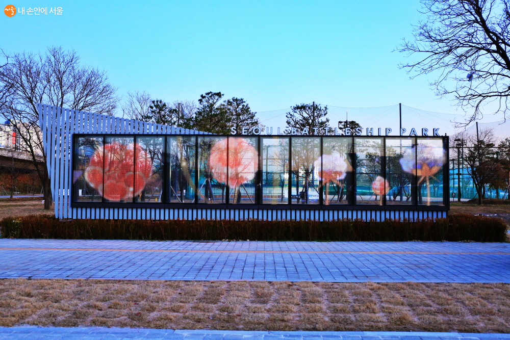어두워지자 빛을 발하기 시작한 안내센터 앞의 미디어월 