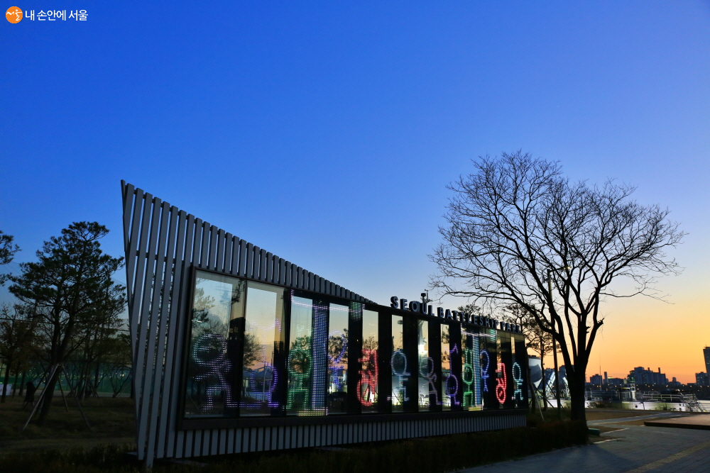 미디어월은 계속 다른 이야기를 선보이며 변화한다