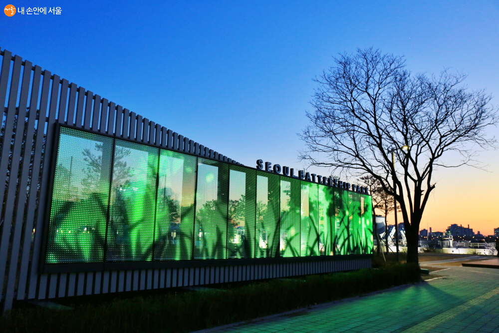 미디어월 속에서 만나는 초여름의 풍경이 새롭다