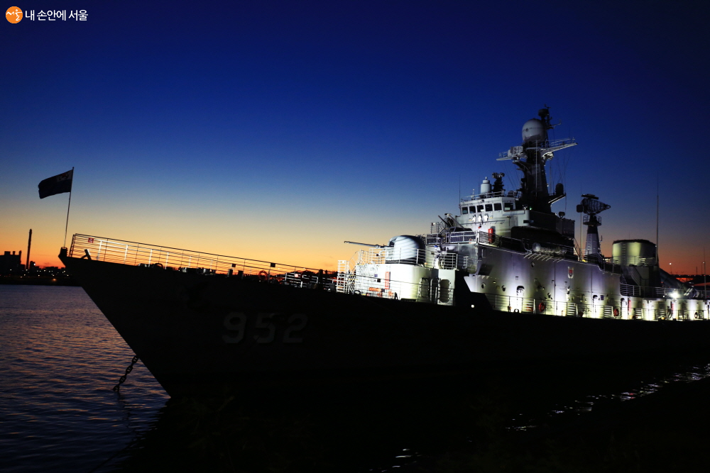 함상공원 서울함이 별빛으로 물들어 간다