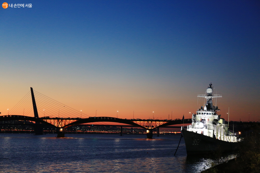 성산대교가 보이는 해 질 녘의 서울함공원