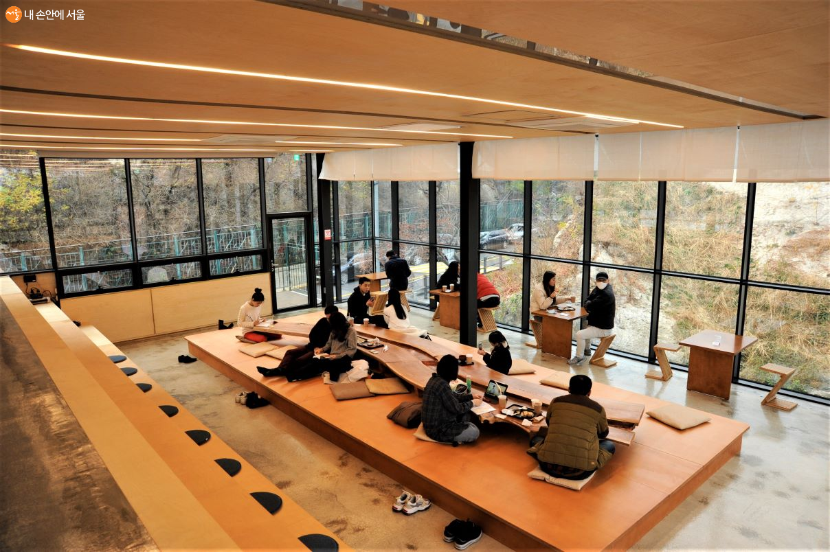 2층 내부의 휴식 공간은 4면이 유리로 설계되어 사방을 조망할 수 있다 (사진은 사회적 거리두기 격상 이전 촬영)