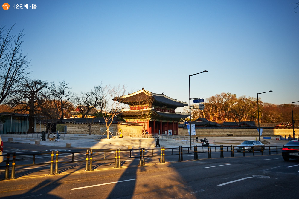 창덕궁 돈화문 앞이 개선 공사를 거쳐 예스러우면서도 현대적인 공간으로 거듭났다 