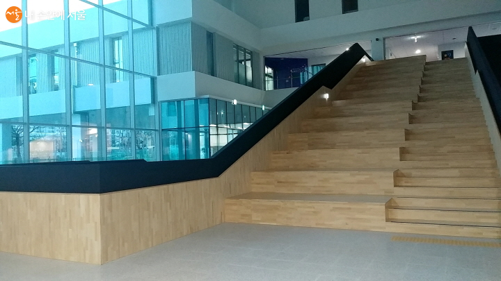 창동 아우르네 1층 계단 