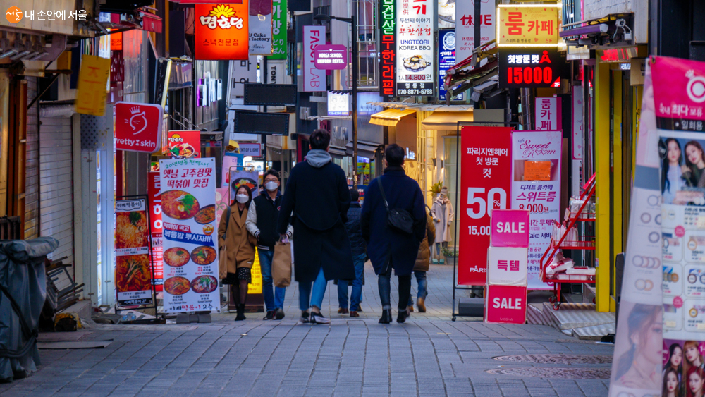 명동 뒷골목 많은 상점들이 울긋불긋 분주하게 손님을 기다리는 듯하다