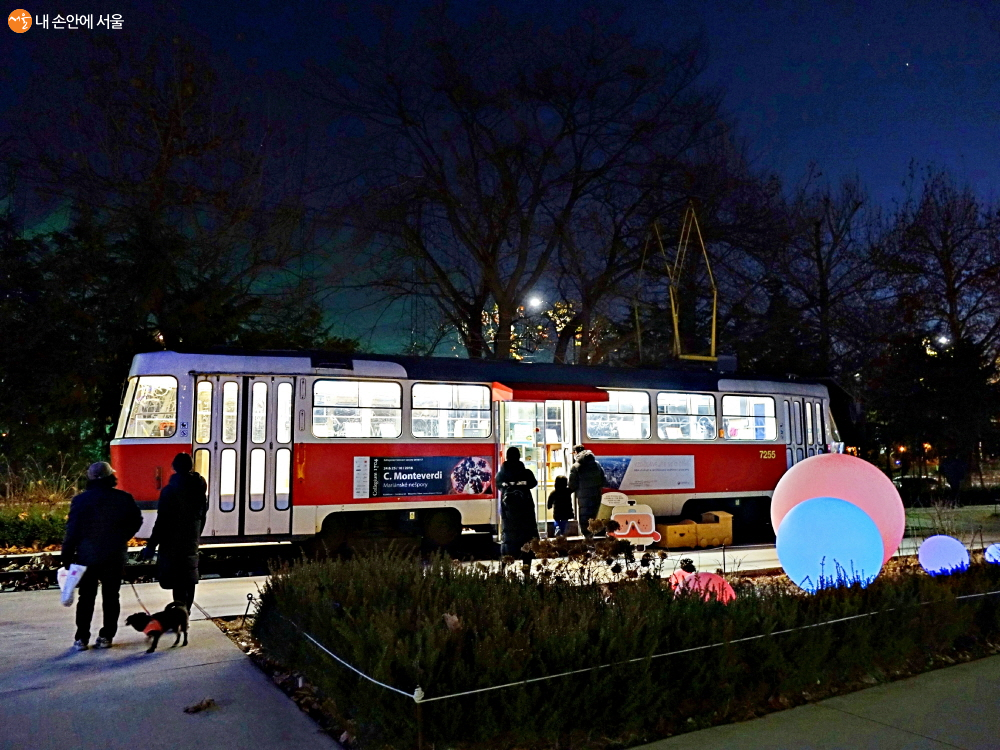 ‘꿈을 실은 트램 도서관’으로 이용되고 있는 기차는 체코 프라하에서 온 노면전차다.