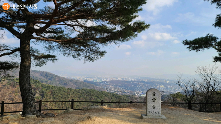 청운대에서 서울시내의 풍경이 시원하게 내려다보인다. 