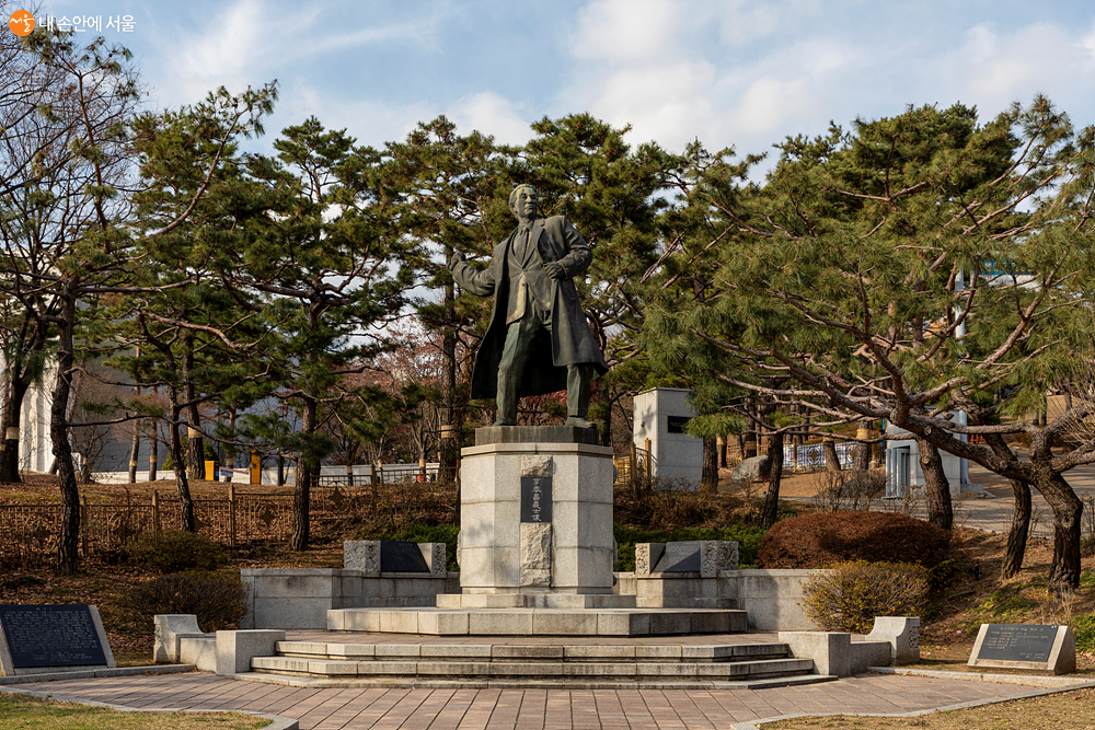 백범 기념관과 의열사 앞 쪽에는 일왕을 향해 폭탄을 던진 이봉창 의사 동상이 세워져 있다 