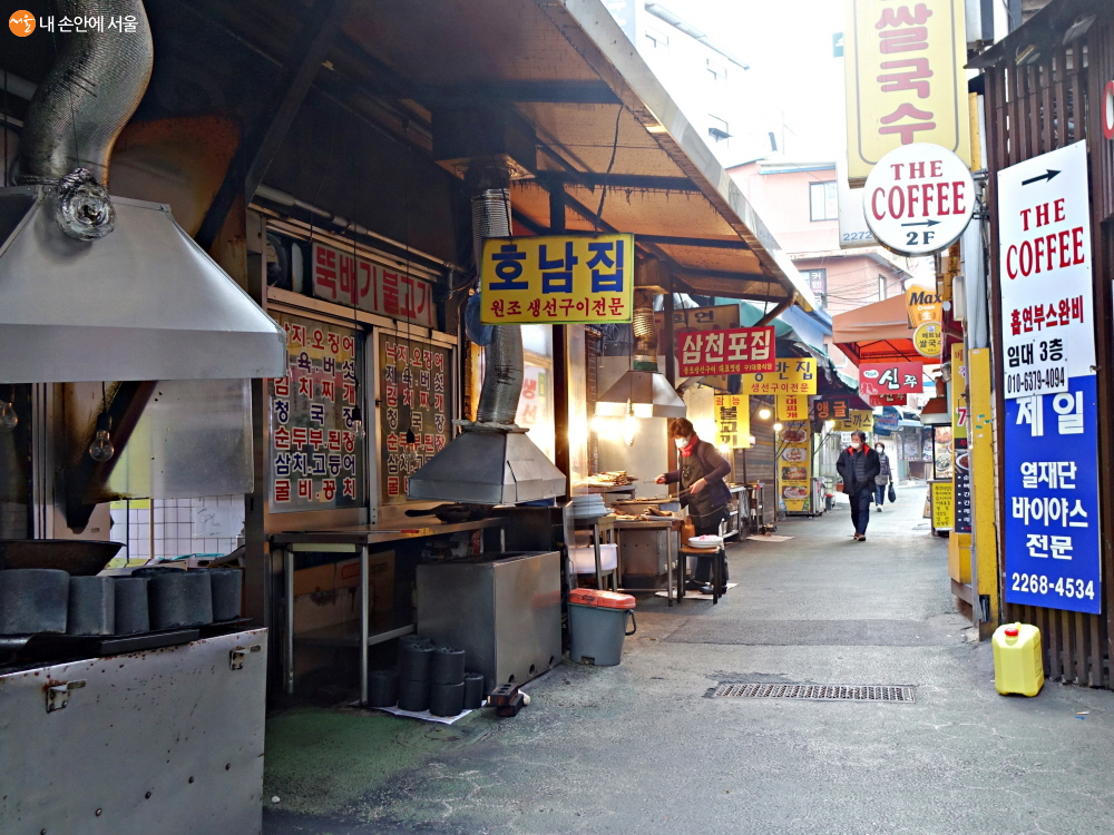 연탄불로 굽는 생선구이로 유명한 동대문 생선구이 골목도 서울미래유산이다.